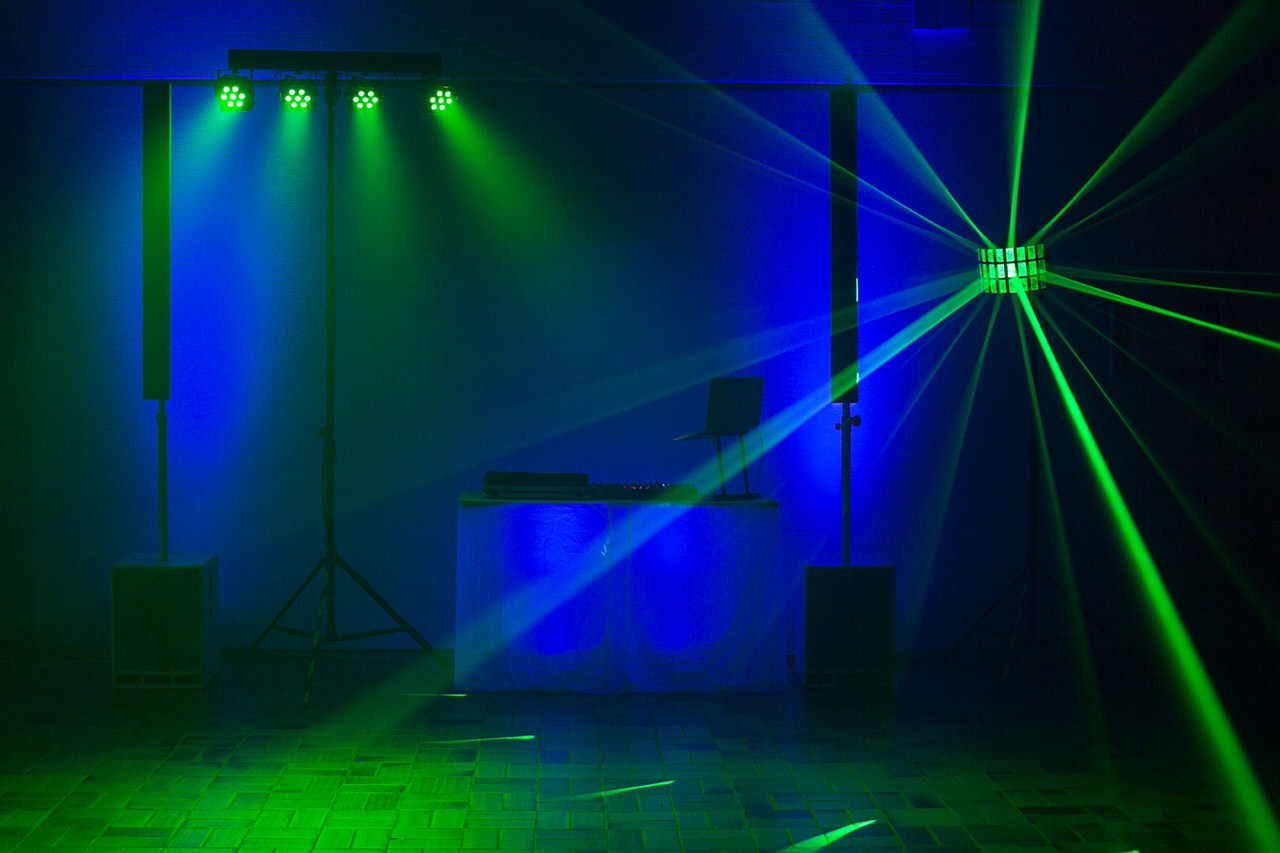 DJ Arbeitsplatz, Musikanlage und Licht-Effekte für die Tanzfläche