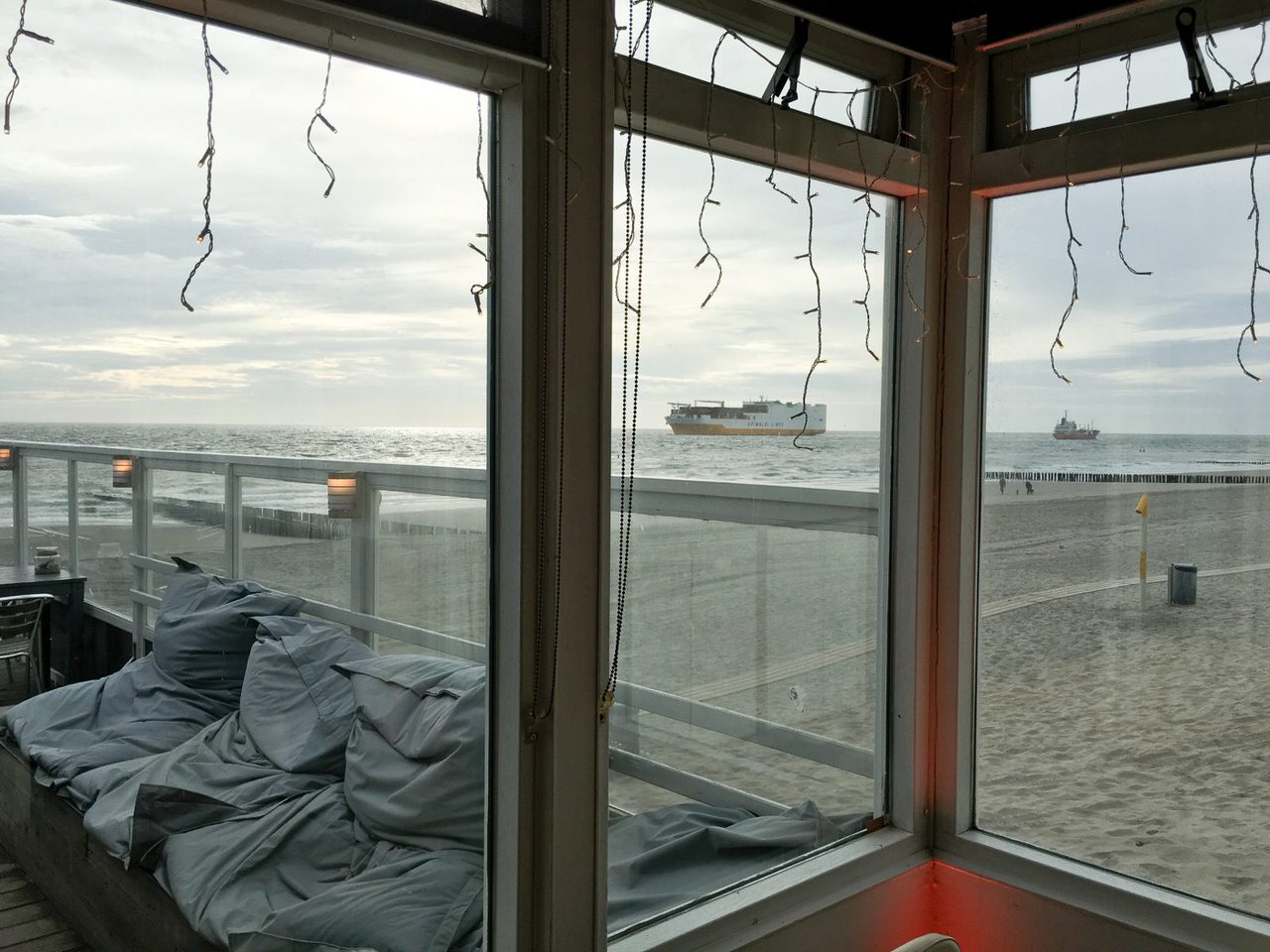 Auflegen mit Ausblick auf Strand, Meer und Ozean-Dampfer. Foto: Andreas Paul / Paul van Groove