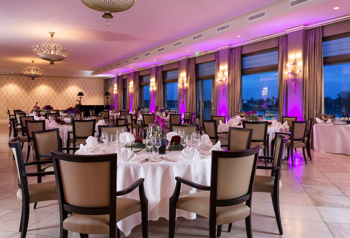 Der Rheinsaal festlich gedeckt für ein Bankett. Foto: Hotel Königshof