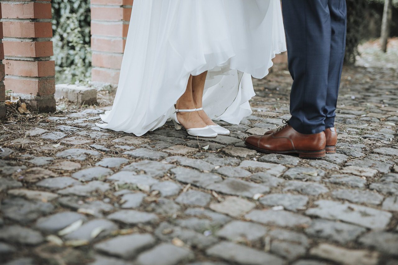 Hcohzeitsschuhe von Setti & Johannes im gepflasterten Hof der Wolkenburg