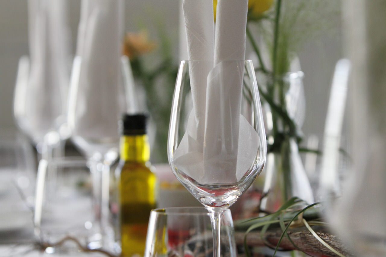 Gläser auf einer eingedeckten Tafel