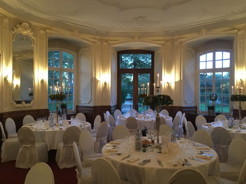 Spiegelsaal auf Schloss Eicherhof mit eingedeckten Tischen