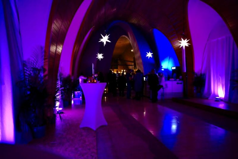 Blick in die festlich beleuchtete, ehemalige Klosterkirche