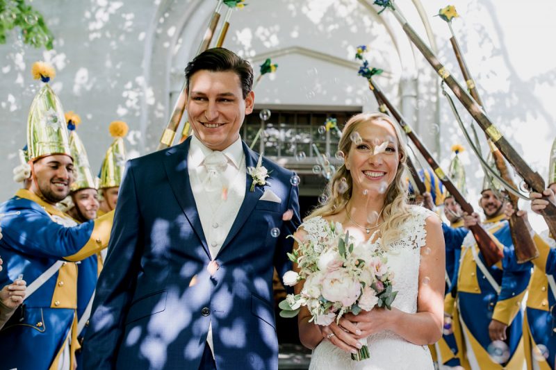 Birthe & Norman im Blütenregen vor der Kirche