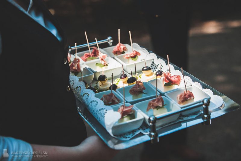 Häppchen werden auf der terrasse des Wald-Café Bonn gereicht