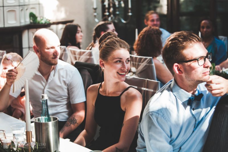 Hochzeitsgäste im Wald-Café Bonn